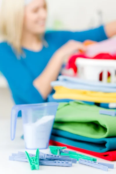Wäscheklammer - Frau im Hintergrund — Stockfoto