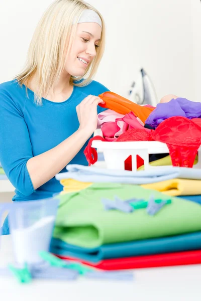 Wäscherei - Frau faltet Kleidung nach Hause — Stockfoto