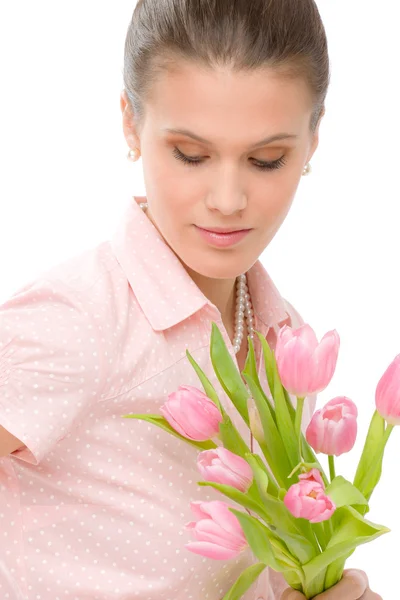 Mode - jeune femme romantique avec des tulipes de printemps — Photo