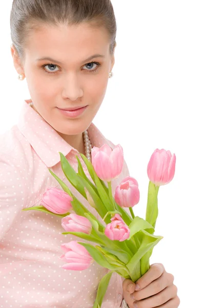 Мода - молодая романтичная женщина с весенними тюльпанами — стоковое фото