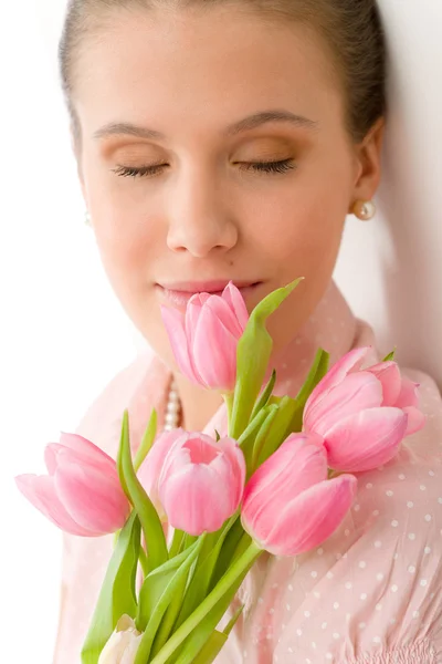 Moda - mujer romántica joven con tulipanes de primavera — Foto de Stock