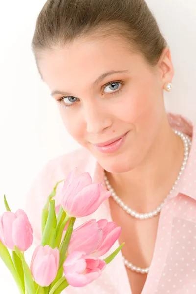 Moda - mulher romântica jovem com tulipas de primavera — Fotografia de Stock