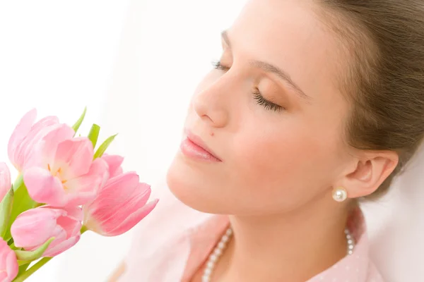 Moda - jovem mulher romântica cheiro primavera tulipas — Fotografia de Stock