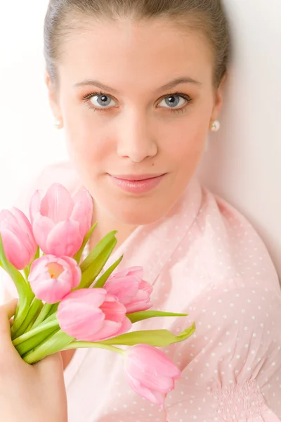 Moda - giovane donna romantica con tulipani di primavera — Foto Stock