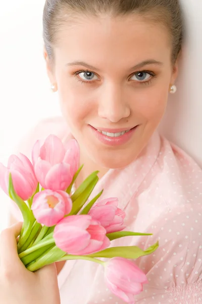 Móda - romantické mladá žena s jarní tulipány — Stock fotografie