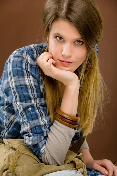 Modelka - młoda kobieta wiejskim stylu — Zdjęcie stockowe