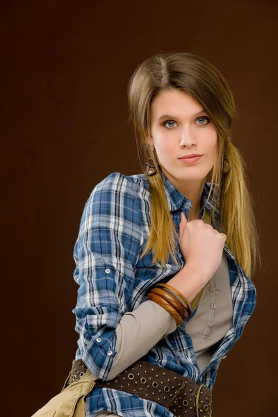 Divat-model - fiatal nő vidéki stílusú — Stock Fotó