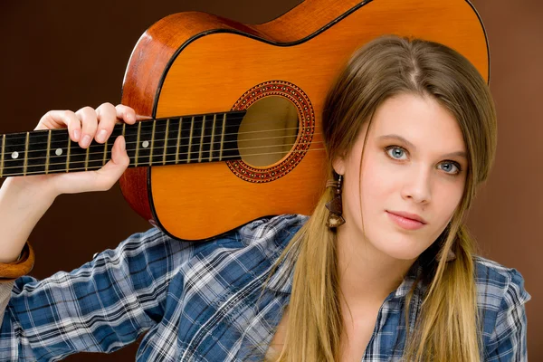 Músico de rock - mulher de moda segurando guitarra — Fotografia de Stock