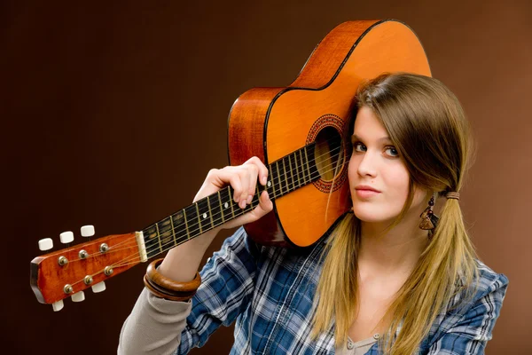 Músico de rock - mujer de moda sosteniendo la guitarra —  Fotos de Stock