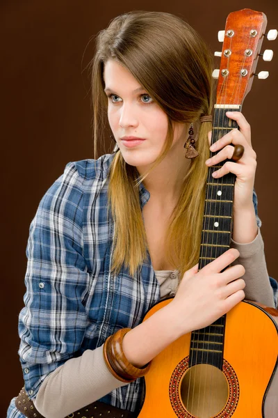 Rockový hudebník - móda žena drží kytara — Stock fotografie