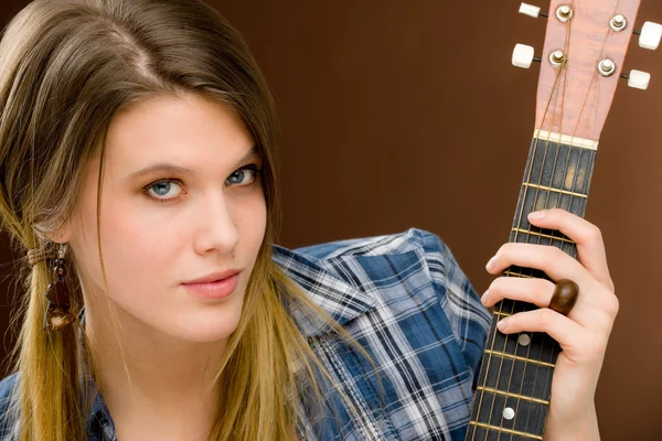 Μουσικός βράχου - μόδας γυναίκα που κρατά την κιθάρα — Φωτογραφία Αρχείου