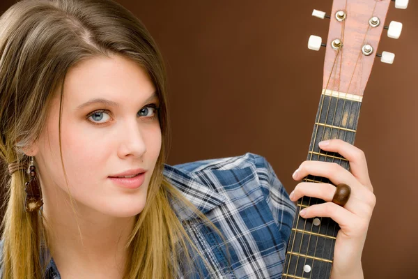 Müzisyen - gitar tutan moda kadın — Stok fotoğraf