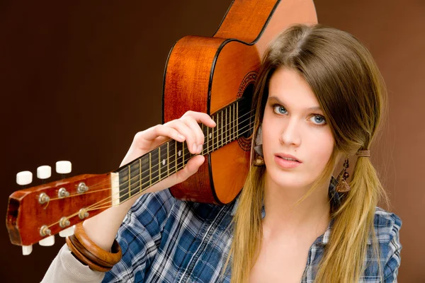 Rockmuzikant - mode vrouw met gitaar — Stockfoto