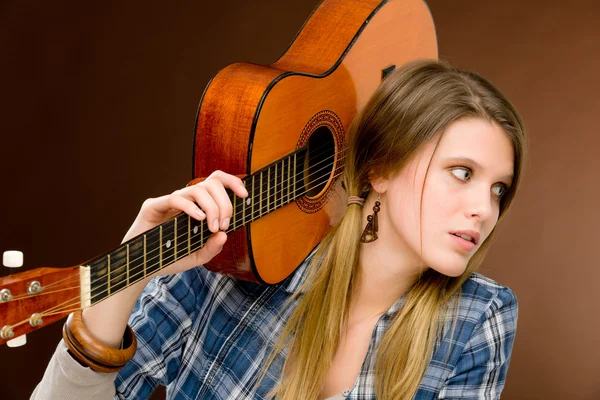 Рок-музикант - модна жінка тримає гітару — стокове фото