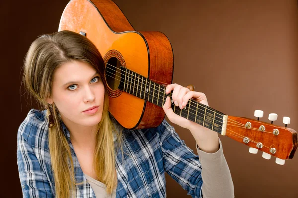 Μουσικός βράχου - μόδας γυναίκα που κρατά την κιθάρα — Φωτογραφία Αρχείου