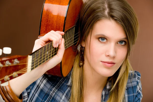 Рок-музикант - модна жінка тримає гітару — стокове фото