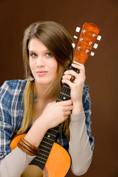 Músico de rock - mujer de moda sosteniendo la guitarra — Foto de Stock
