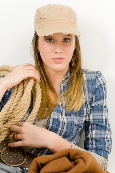 Modelo de moda - estilo rural de mulher jovem — Fotografia de Stock