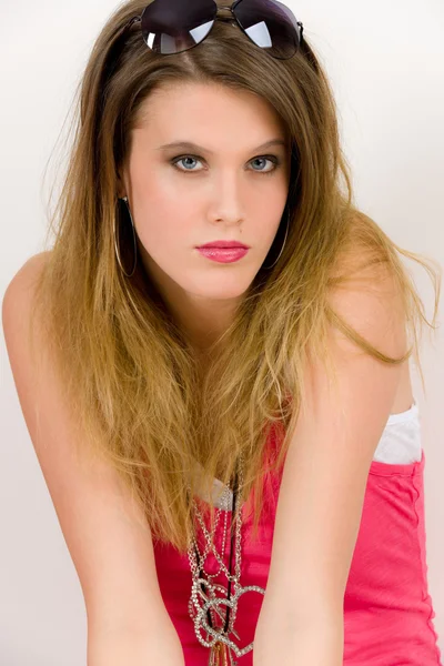 패션 모델-핑크에서 젊은 여자 — 스톡 사진