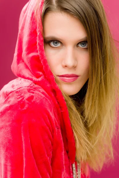 Modelka - młoda kobieta w róż — Zdjęcie stockowe