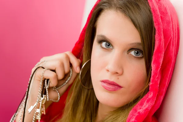 Мода модель - молодая женщина в розовом — стоковое фото