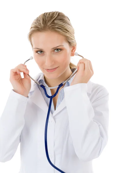 Jeune femme médecin avec stéthoscope sur blanc — Photo