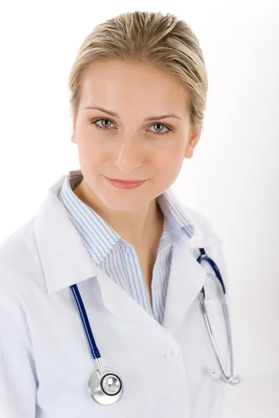 Junge Ärztin mit Stethoskop auf Weiß — Stockfoto