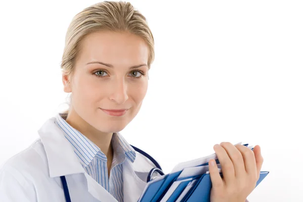 Giovane medico femminile con stetoscopio su bianco — Foto Stock