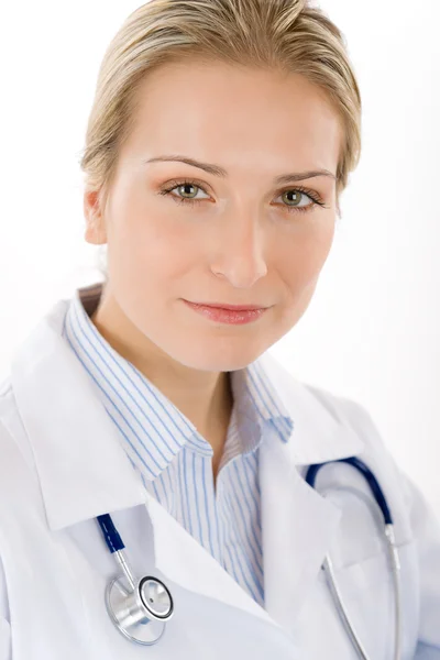 Νεαρή γυναίκα γιατρό με στηθοσκόπιο σε λευκό — Φωτογραφία Αρχείου
