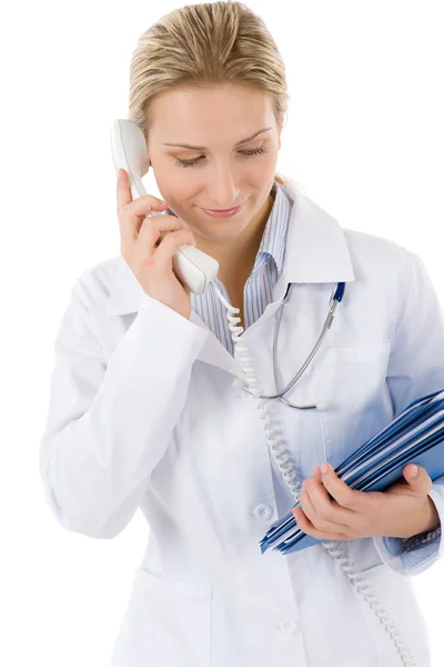 Jeune femme médecin au téléphone — Photo