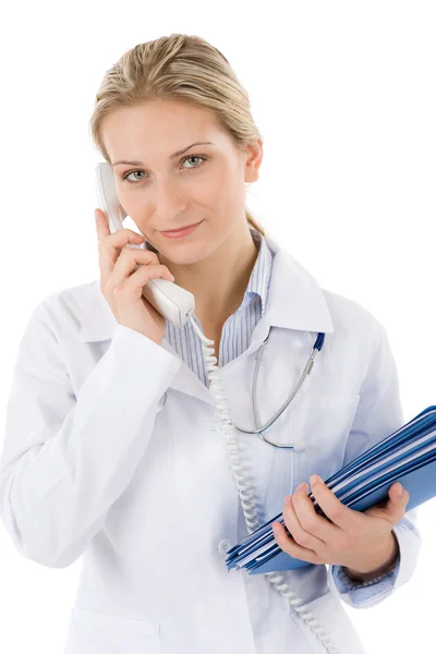 Młoda kobieta lekarz na telefon — Zdjęcie stockowe