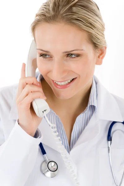 電話で笑顔の女性医師 — ストック写真