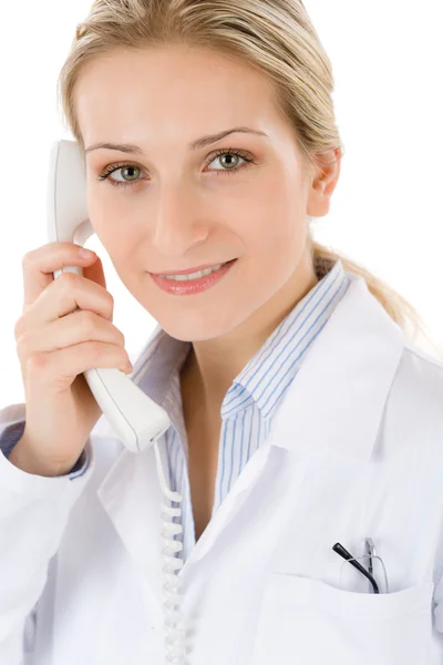 Χαμογελαστή γυναίκα γιατρό στο τηλέφωνο — Φωτογραφία Αρχείου