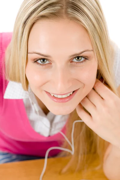 Estudante alegre mulher ouvir música — Fotografia de Stock