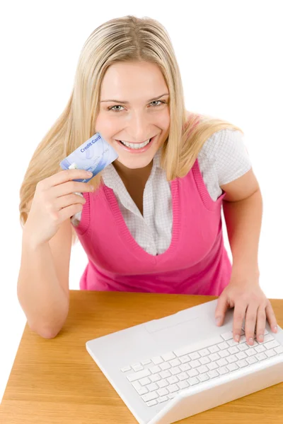 Home shopping - jovem segurando cartão de crédito — Fotografia de Stock