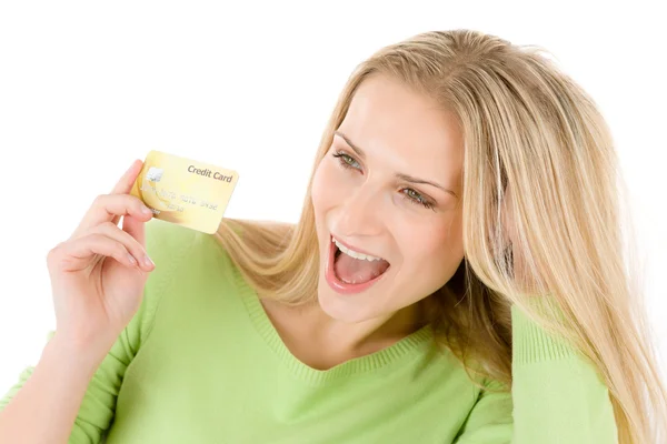Τηλεαγορές - νέα γυναίκα που κρατά την πιστωτική κάρτα — Φωτογραφία Αρχείου