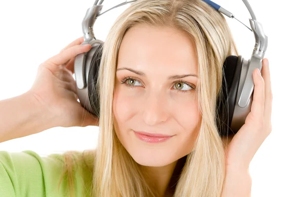 ヘッドフォンを持つ若い女性は音楽に耳を傾ける — ストック写真