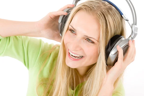 Veselá mladá žena se sluchátky — Stock fotografie