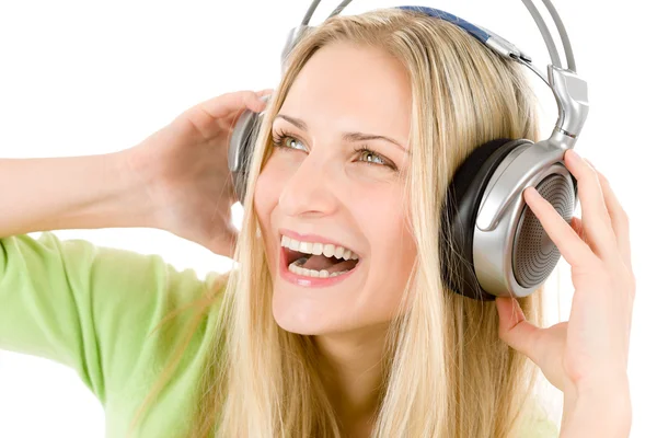 Vrolijke vrouw met hoofdtelefoon naar muziek luisteren — Stockfoto