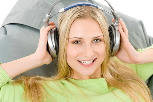 Veselá mladá žena se sluchátky — Stock fotografie