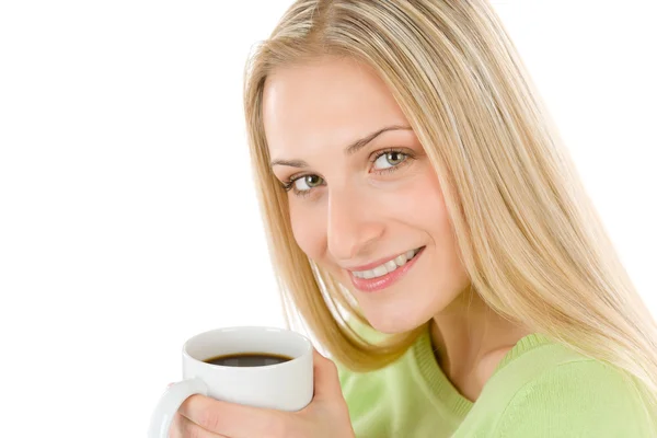 Счастливая блондинка с кофе на белом фоне — стоковое фото