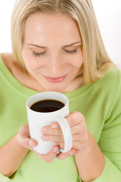 Πορτρέτο της ευτυχισμένη ξανθιά γυναίκα να απολαύσετε τον καφέ — Φωτογραφία Αρχείου
