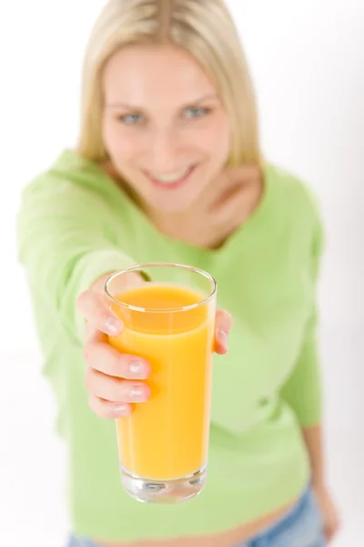 Hälsosam livsstil - kvinna med apelsinjuice — Stockfoto
