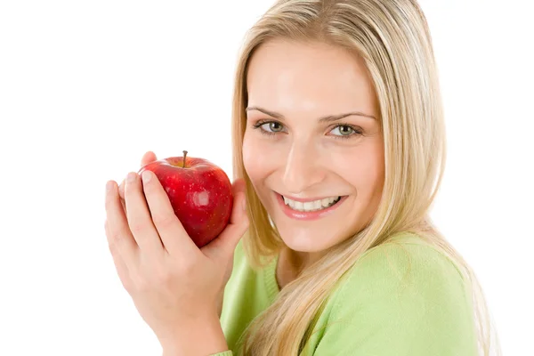 Здоровый образ жизни - женщина с красным яблоком — стоковое фото