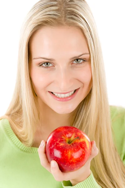 Zdravý životní styl - žena drží červené jablko — Stock fotografie
