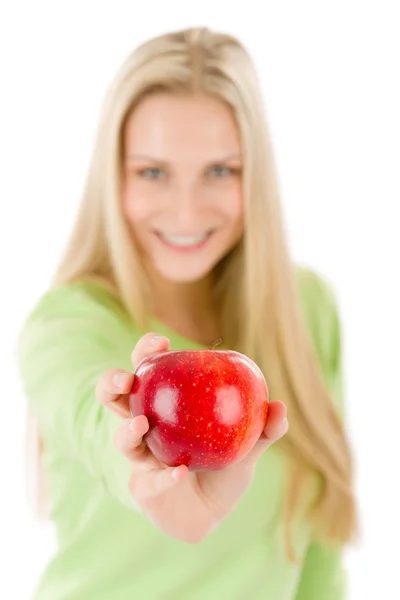 Estilo de vida saudável - mulher segurando maçã vermelha — Fotografia de Stock