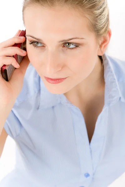 Jeune femme d'affaires au téléphone — Photo