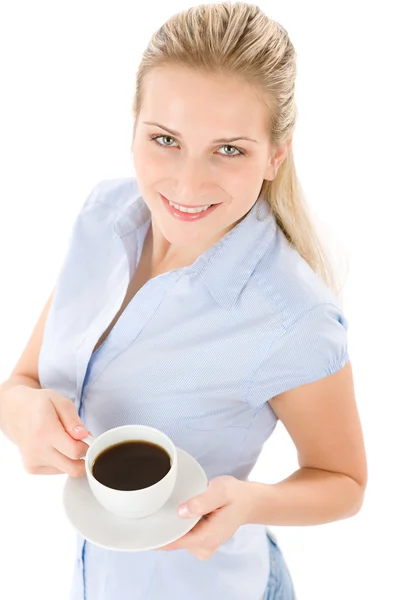 Веселая молодая женщина с кофе — стоковое фото