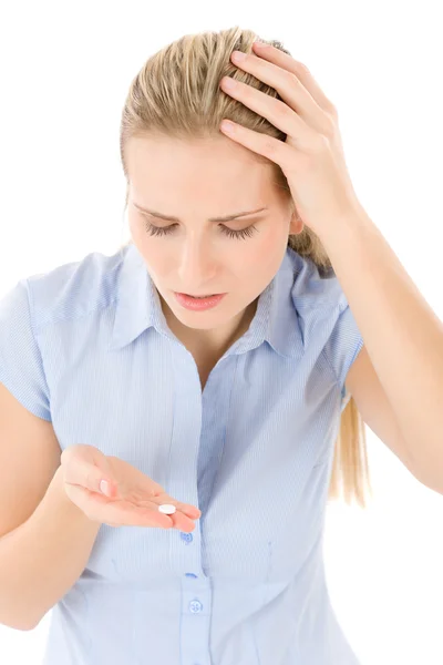 Jonge vrouw met hoofdpijn, migraine neemt pil — Stok fotoğraf