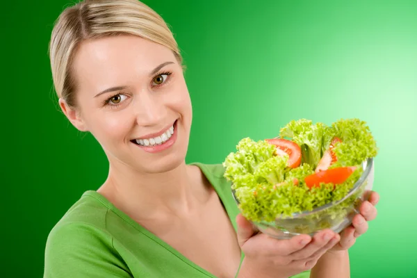 Estilo de vida saudável - mulher segurando salada vegetal Fotos De Bancos De Imagens